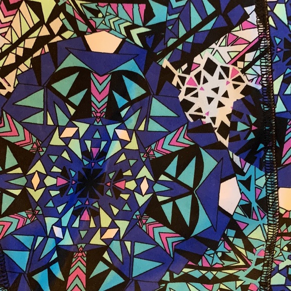 Forever21 Cropped Leggings with Aztec Print (M) - Picture 3 of 4